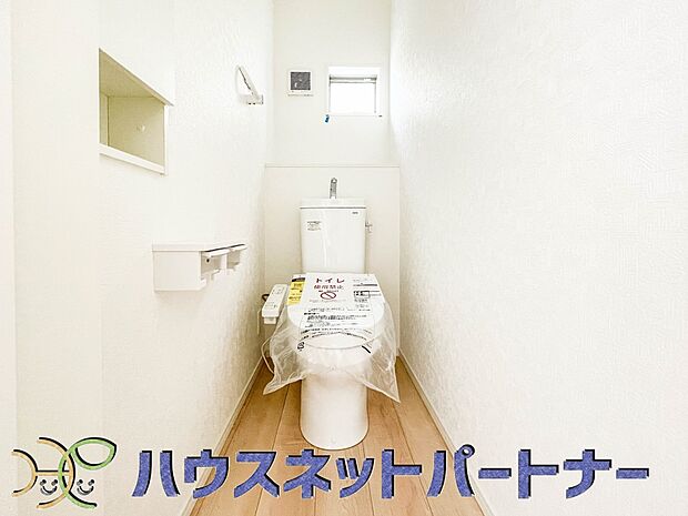 小窓を設置する事により明るく、通気性の良いトイレとなっております。中はゆとりのある大きさを確保しておりますので、ゆったりとお使い頂けます。