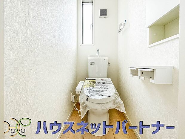 小窓を設置する事により明るく、通気性の良いトイレとなっております。中はゆとりのある大きさを確保しておりますので、ゆったりとお使い頂けます。 