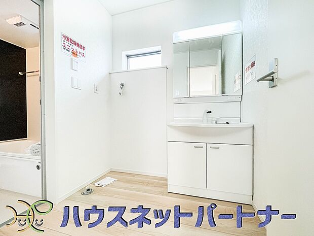 大きく見やすい三面鏡で清潔感ある洗面台は、身だしなみチェックや肌のお手入れに最適です。何かと物が増える場所だからこそ、スッキリと見映えの良い空間に拵えました。