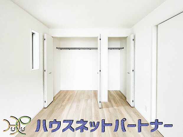 多くの人がお困りの住まいの収納。壁面クローゼットがあればタンスを置く必要がなく、出っ張りのないスッキリ空間を維持できます。限られたスペースを有効に活用できそう。