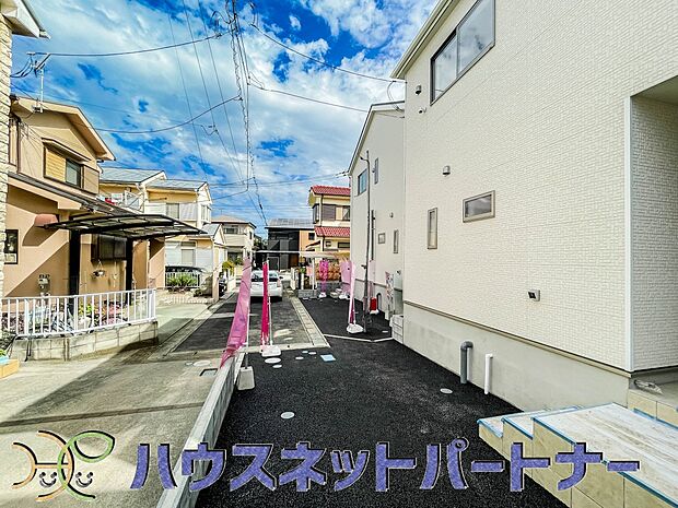 通勤や家族の送迎など、毎日の生活にマイカーが欠かせない方にとって駐車場は大事な条件。敷地内にカースペースがあれば、お出かけやお買い物の際の搬入出もらくらくです。