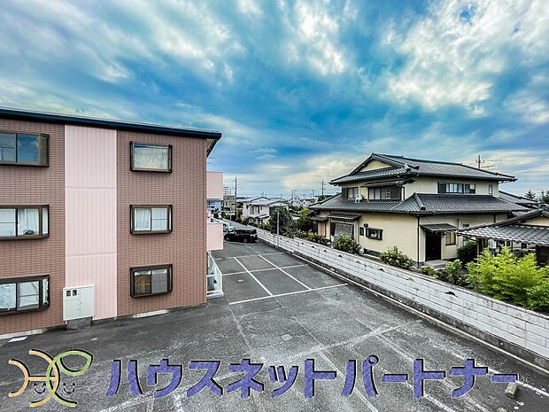 陽当りが良いと、洗濯物が乾きやすいですし、湿気やカビの心配も減るので快適です。寒い冬の日でも、日差しが届くと家の中が暖かくなりますね。