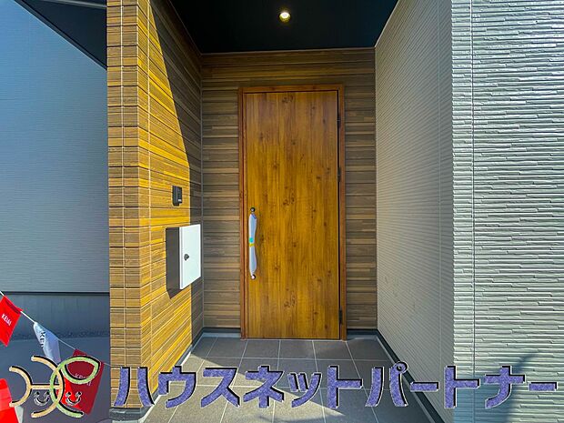 玄関の扉を開けるとそこは家族の待つお家。笑い声が聞こえてきそう。