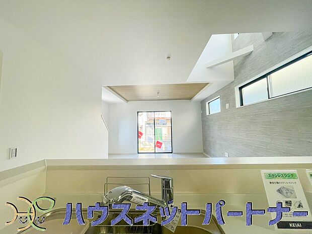 明るく開放的なオープンキッチン。家族とのコミュニケーションが取りやすく、みんなの笑顔が溢れます。