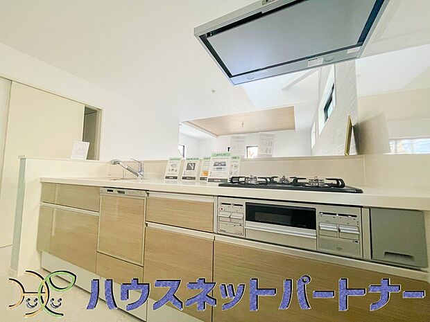 カウンターキッチンは広くて収納力もあるので、快適に料理をすることができます。食器や炊事用具を手の届くところに配置しやすいため調理もスピーディーです。