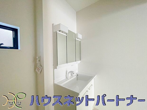 明るい清潔感のある洗面所は、鏡も大きくシンクが広々。朝の支度も楽にこなせます。