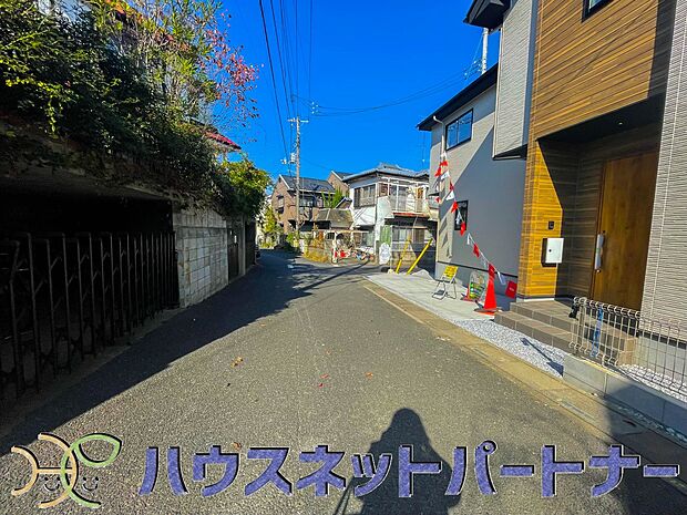 前面道路の日当たりの良い明るいお家。