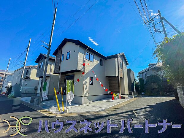 堂々たる趣ながら、主張し過ぎずどこか余裕を感じさせるシャープなフォルムで佇む邸宅は、晴天の空と照らし合わせる事で、本来あるべき完成形の姿を見せてくれます。