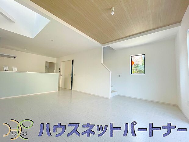 明るく開放的なダイニング。家族とのコミュニケーションが取りやすく、みんなの笑顔が溢れます