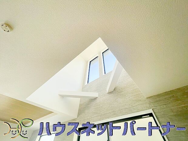 吹き抜けがあるので開放的で明るいです。