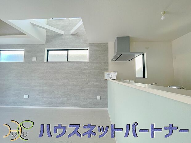 リビングは、食事スペースと寛げる場所設けてもまだ余裕の広さ。明るい光が照らしてくれます。