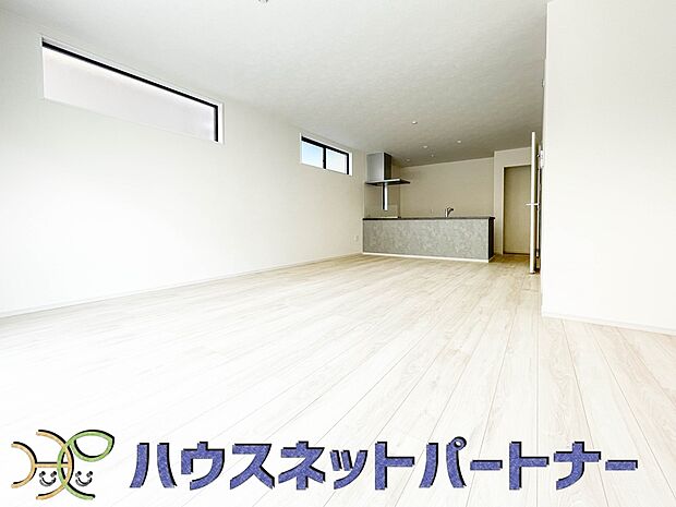 リビング広々21帖。他では味わえない素敵な空間となっています。四季折々の変化を感じながらゆったりとすごせます。