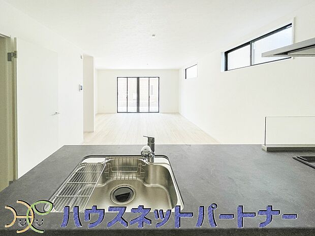 家族の様子を見ながらキッチンでお料理。一日の出来事を会話しながらの家事は嬉しいコミュニケーション。