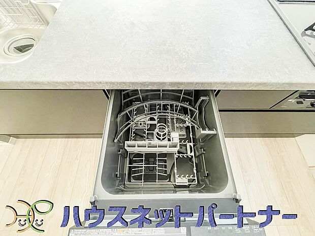 ビルトイン食器洗乾燥機完備。家事のお手伝いをしてくれる奥様の味方です。食器を洗っている間にお掃除など、様々なシーンで家事の時短に役立つ食洗機。省スペースのビルトインタイプを採用致しました。