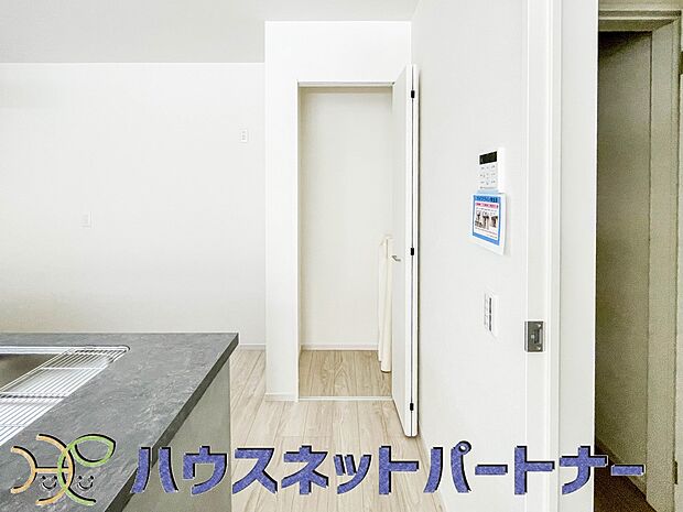 パントリー(食料庫)常温保存できるパン、お米、調味料、缶詰など、日常的に使うものや未開封の食品の収納にぴったり。棚にものを並べて収納すれば、何が足りないのかひと目で確認できます。