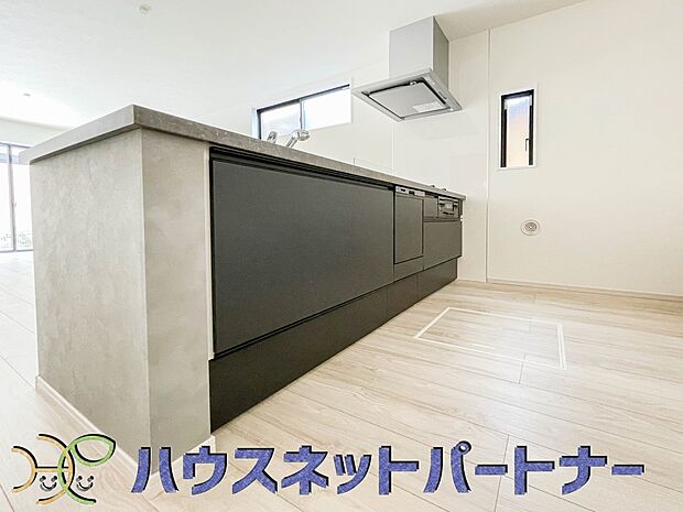 キッチン吊戸棚を無くす事によって、コミュニケーションを重視した設計に致しました。区画によって変わる一体感を、実際にご覧になって頂けましたらと思います。