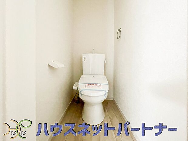 快適な生活を送るための必須アイテムとなった洗浄機能付トイレ。おしり洗浄、ビデ洗浄、暖房便座の3つの機能を標準装備しています。