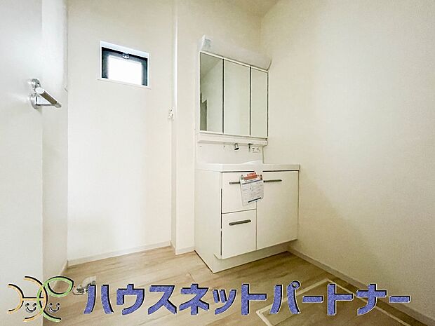 三面鏡洗面化粧台。ミラーを手前に引けば、楽な姿勢で髭剃りやメイクができます。合わせ鏡にすればヘアスタイルのチェックもラクラク。洗面化粧台のミラー裏にはたっぷり入る収納スペースを設けています。