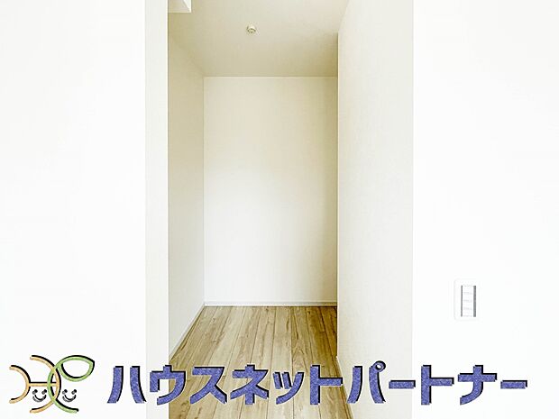 ウォークインクローゼットのメリットは、衣類の他、バッグやアクセサリーなど、身につけるものを一部屋に集めて管理できること。必要なときに見つけやすいです。