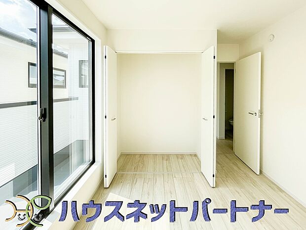 多くの人がお困りの住まいの収納。壁面クローゼットがあればタンスを置く必要がなく、出っ張りのないスッキリ空間を維持できます。限られたスペースを有効に活用できそう。