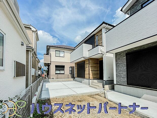 前面道路は5mあり広いので駐車も楽ちん。