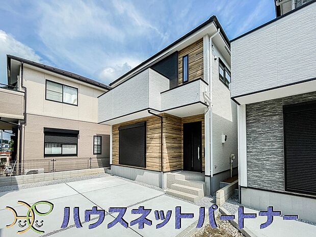 堂々たる趣ながら、主張し過ぎずどこか余裕を感じさせるシャープなフォルムで佇む邸宅は、晴天の空と照らし合わせる事で、本来あるべき完成形の姿を見せてくれます。