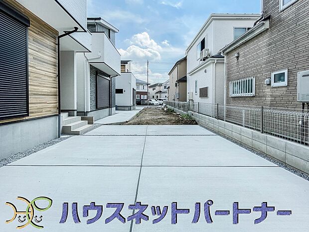 ゆったりとした駐車スペースを確保いたしましたので、大きめのお車でも駐車可能です。自転車やバイクなど、ゆとりのある敷地で置き場所に困ることはないでしょう。