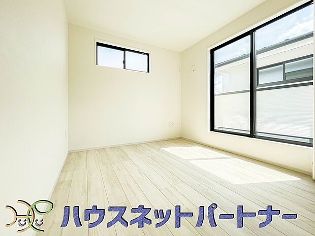 2面窓のある風通しの良いお部屋は心も体も元気にしてくれます。自分だけのお部屋作りを楽しんでみては。