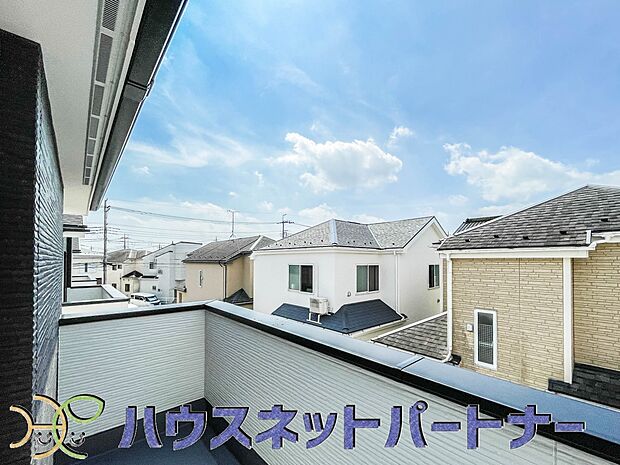 朝の澄んだ空気や、夕方に吹く清々しい風を五感で感じられるバルコニー。住まいの中で屋外にあって、本当の自然を感じられるスペースです。