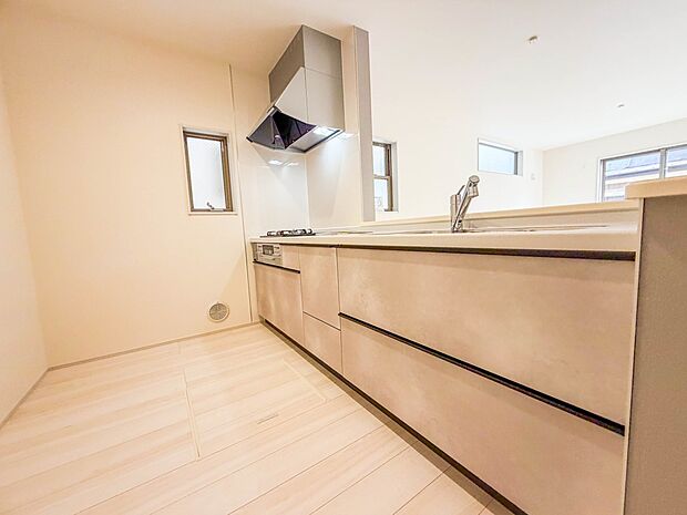 キッチン吊戸棚を無くす事によって、コミュニケーションを重視した設計に致しました。区画によって変わる一体感を、実際にご覧になって頂けましたらと思います。 