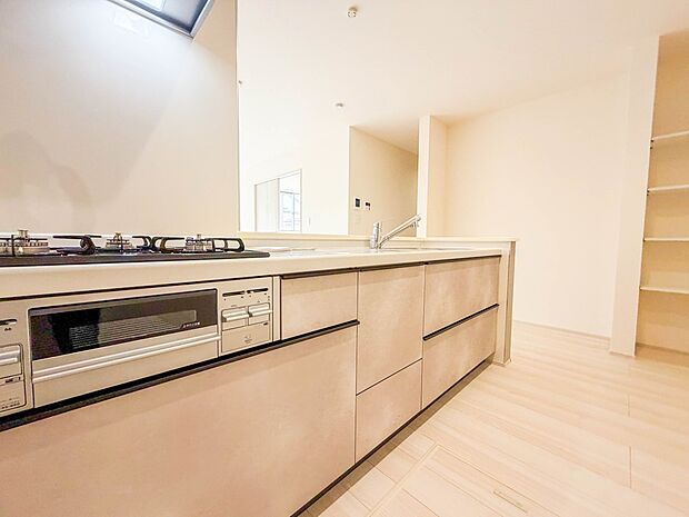三口コンロで料理の幅を拡げてくれる使いやすいシステムキッチンを採用。洗い場も大きいので野菜や食器を洗ったりする際にも捗り、奥様の強い味方となってくれるはずです。