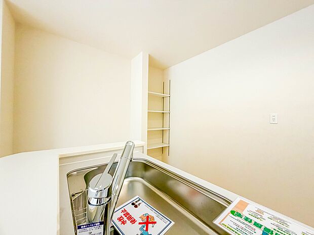 カウンターがあると配膳が楽なことがメリットの一つ。後片付けをするときも、ダイニングテーブルからあまり動かずに流し台へ運ぶことができるので便利です。