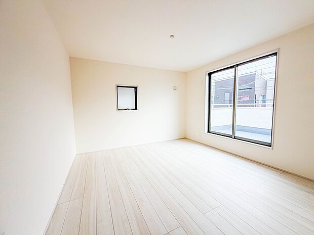 ベッドを置いて主寝室をイメージ。それでも広々してますね。