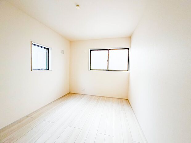 柔らかな光り差し込む家族に優しい洋室は子供部屋にぴったり。