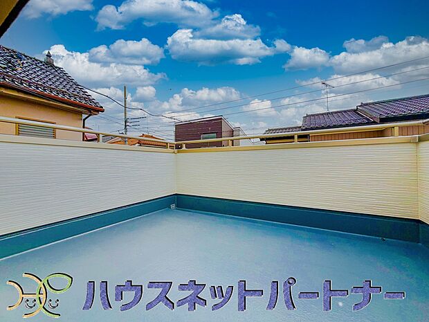 南向きバルコニーから明るい陽射しと爽やかな風がお部屋へと流れ込む、心地よい空間です。