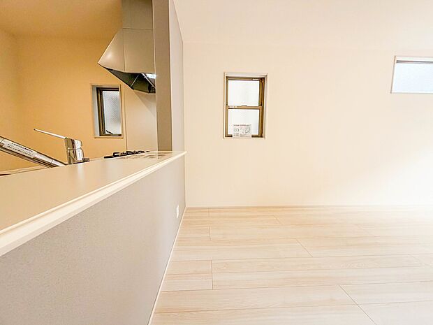 カウンターキッチンなら、リビングで遊ぶ子供の様子を見ながら料理ができるので安心です。料理を運んでもらったり、子供にお手伝いしてもらいやすいのもいいですね♪