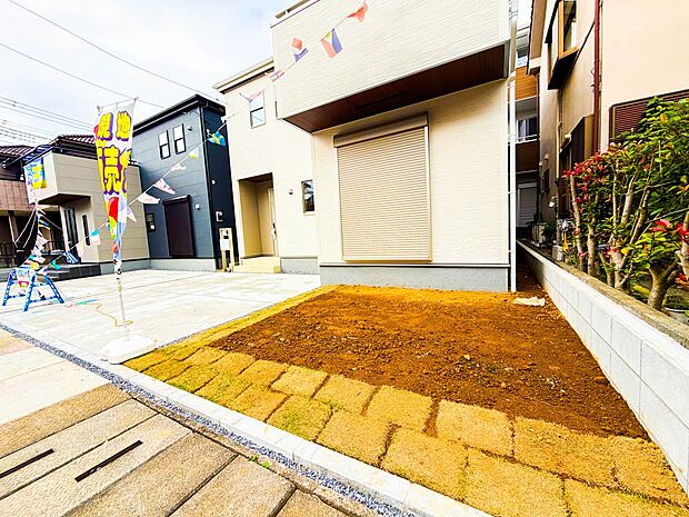 一戸建ての醍醐味は、何といっても庭があること。花や野菜を育てたり、子供と遊んだり、お客様を迎えたり…。大切なペットと過ごす心地良いスペースにもなりますね。