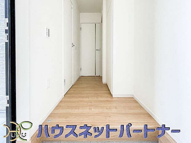 玄関扉を開くとゆったりとした空間。この感動を現地で是非体感してみて下さい。