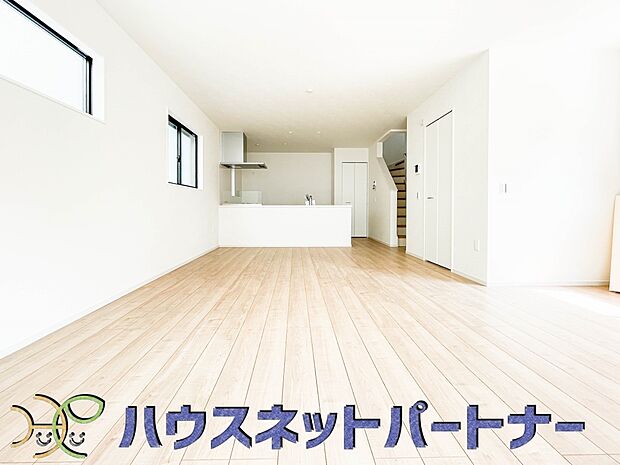 整然とした空間演出、快適な理想の暮らしの実現は家のみの拘りではなく、そこで暮らす方々にとって素敵な環境であることも挙げられると思います。四季折々の変化が奏でる鼓動を楽しんで下さい。