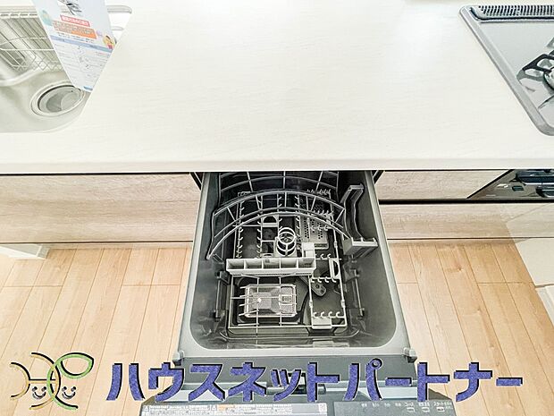 ビルトイン食器洗乾燥機。家事のお手伝いをしてくれる奥様の味方です。食器を洗っている間にお掃除など、様々なシーンで家事の時短に役立つ食洗機。省スペースのビルトインタイプを採用致しました。