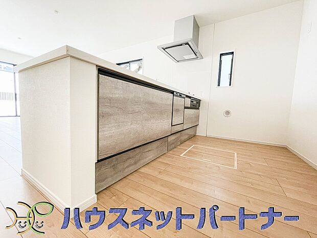 明るい自然光が入る作業スペースを多くとったキッチン採用。夫婦揃ってキッチンに立っても調理がしやすく、家事をしながら会話も弾みます。食器類もすっきりと片付く収納力。