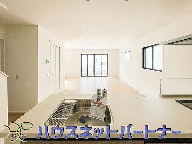 人工大理石のワークトップやシンクは、水を流しただけできれいになったように見えます。白いキッチンは明るく清潔感があり、とっても素敵です。