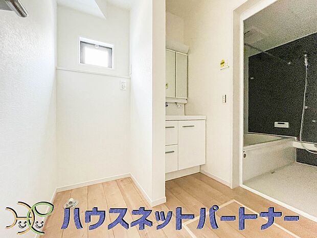 家の中でも特にプライベートスペースとなる洗面所は、洗濯場所と浴室を同じ空間でまとめております。小窓を設置しておりますので、熱気などが籠りやすい空間でちょっとした空気の入れ替えを。