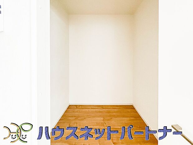 たくさんの洋服をかけてもシワになりにくいウォークインクローゼット。洋服以外にも、普段使わない家電やスーツケース、ストック品など何でも片付く嬉しい空間です。