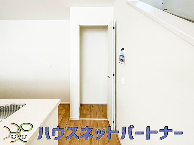 パントリーは常温保存できるパン、お米、調味料、缶詰など、日常的に使うものや未開封の食品の収納にぴったり。棚にものを並べて収納すれば、何が足りないのかひと目で確認できます。