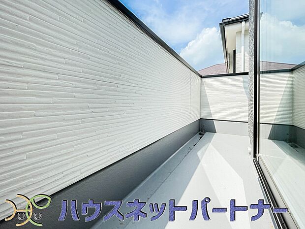 南向きバルコニーから明るい陽射しと爽やかな風がお部屋へと流れ込む、心地よい空間です。