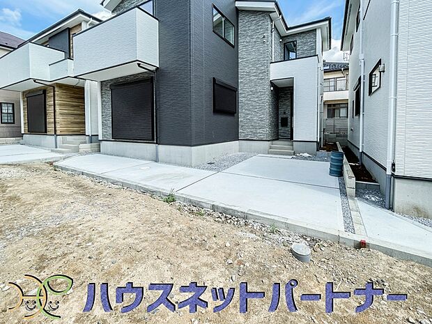 カースペース2台可。敷地内に駐車スペースが2台分確保されています。通勤、お出かけ、ショッピングなど、家族で出かける際の足となる車。状況に応じて使い分けたい、そんな方におすすめです。