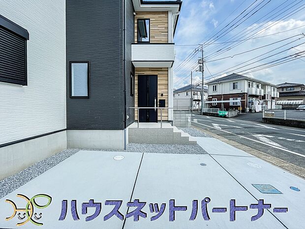 玄関前に季節のお花を置いて可愛く演出してみてはいかがですか。楽しいお家造りが待っています。