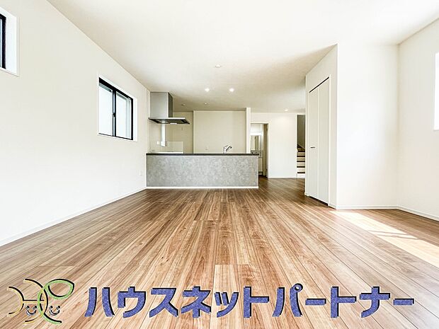 リビングは、食事スペースと寛げる場所設けてもまだ余裕の広さ。明るい光が照らしてくれます。