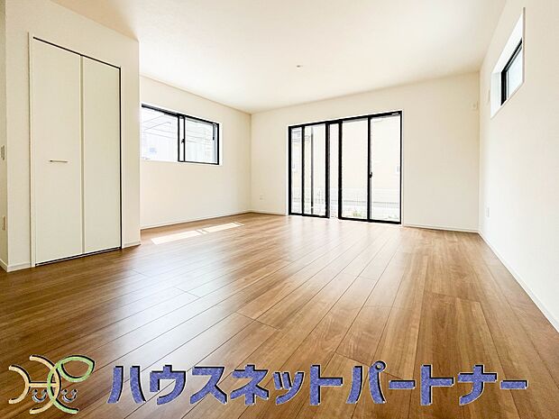 うららかな陽射しがどのお部屋にも降り注ぎますように、快適さを追求した間取設計。得難い立地環境での生活を恵みの豊かな永住の地へと変えてくれます。